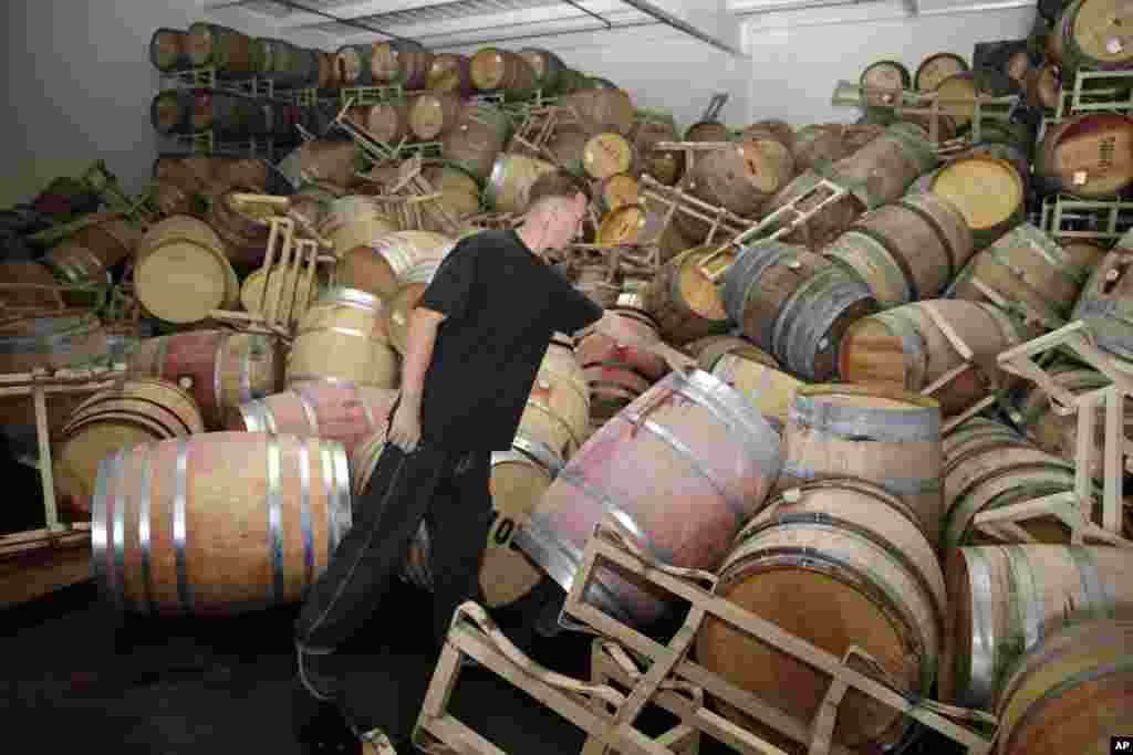 Công nhân hầm rượu Daniel Nelson bên cạnh những thùng rượu Cabernet Sauvignon ngả nghiêng trong hầm chứa rượu ở Napa sau một trận động đất ở Napa, bang California, Mỹ, ngày 24 tháng 8, 2014.