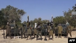 Kendinin öldürülen Boko Haram lideri Ebubekir Şekau olduğunu iddia eden bir kişi, internette yayınlanan bir videoda, altı ay önce kaçırılan kız öğrencilere Kuran’dan ikişer sure ezberletildiğini ve ardından evlendirildikleri kişilerin evlerine gönderildiklerini öne sürdü