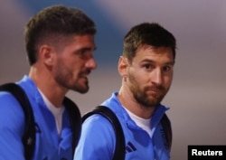 Argentina's Lionel Messi arrives in Doha with Argentina's Rodrigo De Paul for the FIFA World Cup Qatar 2022 on November 17, 2022 (REUTERS/Hannah Mckay)