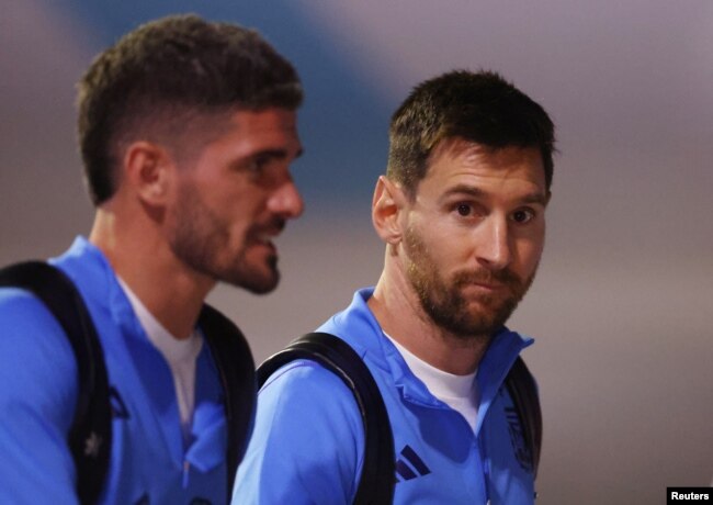 Argentina's Lionel Messi arrives in Doha with Argentina's Rodrigo De Paul for the FIFA World Cup Qatar 2022 on November 17, 2022 (REUTERS/Hannah Mckay)