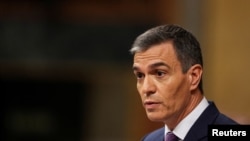 Pedro Sánchez presentó una propuesta para regular los medios de comunicación y combatir las noticias falsas, lo que ha sido criticado por la oposición como una forma de censura.