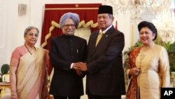 PM India Manmohan Singh (dua dari kiri) didampingi istrinya Gursharan Kaur berpose bersama Presiden Susilo Bambang Yudhoyono (dua dari kanan) dan ibu negara Ani Yudhoyono di Istana Merdeka, Jakarta (11/10).