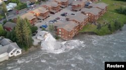 Snimak iz vazduha kuće koja se zbog poplava u Džunu srušila u vodu, 5. augusta 2023. godine. (Foto: Reuters/@twowildhearts)
