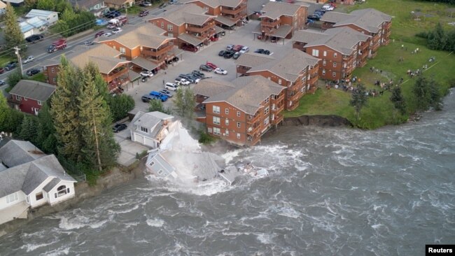 Juneau'da buzul erimesi sonucu meydana gelen sel bazı evlerin yıkılmasına neden oldu