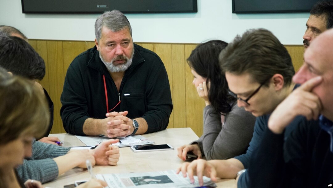 Dmitry Muratov, redaktur Novaya Gazeta (tengah), memimpin jalannya rapat redaksi di Moskow, Rusia, pada 9 Oktober 2015. (Foto: AP/Alexander Zemlianichenko)