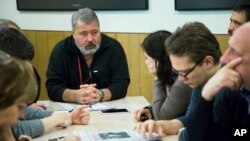 Dmitry Muratov, redaktur Novaya Gazeta (tengah), memimpin jalannya rapat redaksi di Moskow, Rusia, pada 9 Oktober 2015. (Foto: AP/Alexander Zemlianichenko)