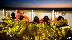 Des migrants subsahariens sauvés d'un bateau en caoutchouc lors d’une opération de secours de l'ONG Proactive Open Arms, en Méditerranée, à environ 24 miles au nord de Sabratha, en Libye, 27 janvier 2017.