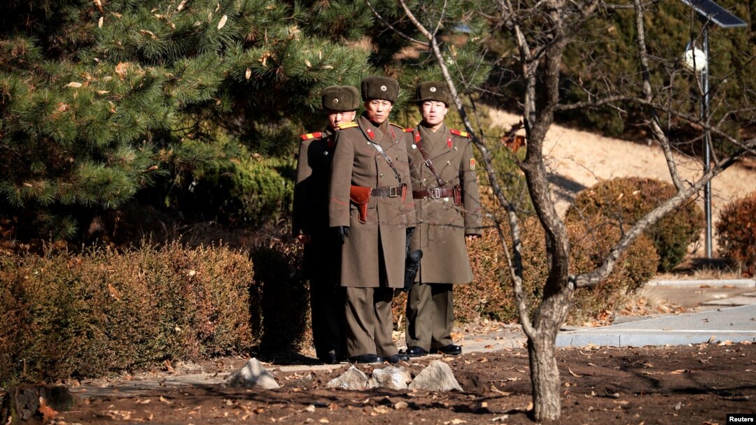 Tentara Korea Utara memperhatikan ke arah Selatan, Panmunjom tujuan tentara Korea Utara yang membelot pada 13 November 2017.