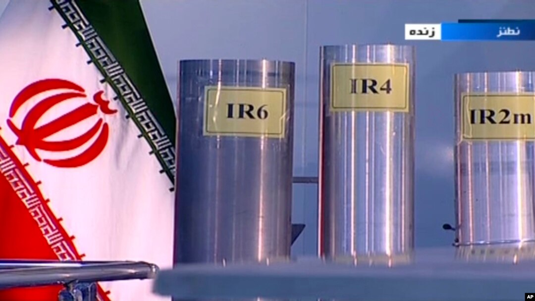 2018年6月6日伊朗伊斯蘭共和國廣播電台(IRIB，國營電視台)的畫面截取自伊朗納坦茲鈾濃縮工廠的一檔電視直播節目，其中展示了三台國產離心機。（資料圖片）