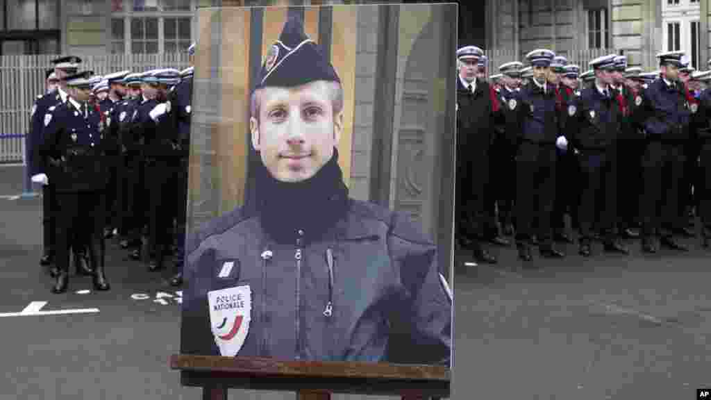Le portrait de Xavier Jugelé, tué dans un attentat sur les Champs-Elysées, le 25 avril 2017 à Paris.