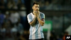 Lionel Messi reacciona durante el partido clasificatorio para el Mundial de Rusia 2018 tras no poder realizar goles en el partido frente a Perú en Buenos Aires, el jueves, 5 de octubre, de 2017.