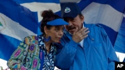 ARCHIVO - El presidente de Nicaragua, Daniel Ortega, y la vicepresidenta Rosario Murillo, durante un acto en Managua el 5 de septiembre de 2018.