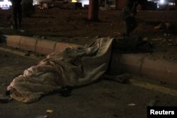 جسد صابر الحیدری در کنار خیابان با پتو پوشیده شده است - ۲۵ خرداد ۱۴۰۱