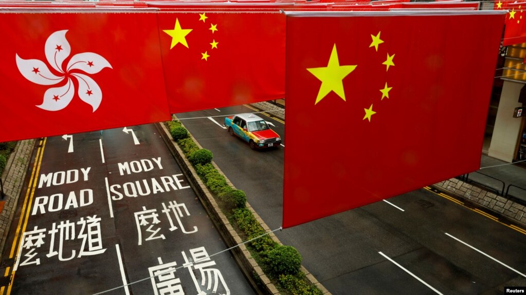 在7月1日前夕，香港中环多处地点可以见到中国国旗与香港区旗摆设，庆祝中共建党100周年(photo:VOA)