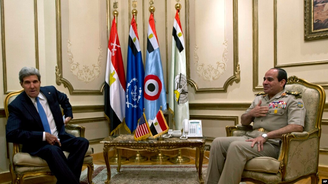 Menlu AS John Kerry (kiri) bertemu pemimpin militer Mesir, Jenderal Abdel Fattah el-Sissi di Kairo, Minggu (3/11).