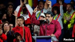 Tổng thống Nicolás Maduro với những người ủng hộ vây quanh hôm 20/5