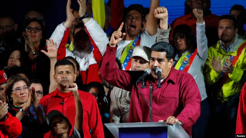 El presidente de Venezuela, NicolÃ¡s Maduro, rodeado de partidarios pronuncia un discurso de victoria tras ser declarado ganador de las elecciones del domingo 20 de mayo de 2018.