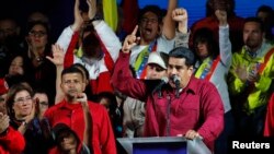 Presiden Venezuela Nicolas Maduro berbicara dihadapan pendukungnya di luar Istana Miraflores, setelah hasil pemilihan presiden diumumkan, di Caracas, Venezuela, 20 Mei 2018.