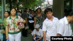 7月1日上午9点数十公民在中国外交部排队递交《信息公开申请表》(图片来源：曹顺利)