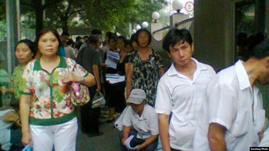 7月1日上午9点数十公民在中国外交部排队递交《信息公开申请表》(图片来源：曹顺利)