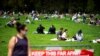 La gente descansa y disfruta el día en Central Park manteniendo las normas de distanciamiento social, durante el brote de la enfermedad por coronavirus (COVID-19) en el distrito de Manhattan de la ciudad de Nueva York, el 2 de mayo de 2020.