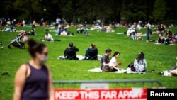 La gente descansa y disfruta el día en Central Park manteniendo las normas de distanciamiento social, durante el brote de la enfermedad por coronavirus (COVID-19) en el distrito de Manhattan de la ciudad de Nueva York, el 2 de mayo de 2020.