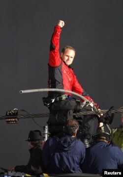 Nik Wallenda, meluapkan kegembiraannya sesaat setelah berhasil meniti tali selama 25 menit, melintasi air terjun Niagara (15/6)