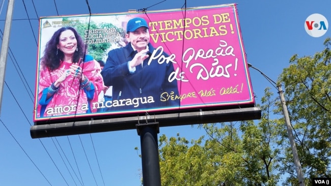 Un cartel de la pareja en el poder en Nicaragua. Foto archivo VOA.