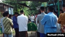 Pemakaman almarhum Toha di Desa Wonokerto Kendal pada 27 Desember lalu (Foto: VOA/Nurhadi)