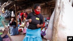 Pemimpin kelompok Jane Waithageni Kimaru (60 tahun, memukul karung tinju dalam kelas bela diri Taekwondo untuk perempuan di daerah kumuh Korogocho di Nairobi, Kenya, Kamis, 16 September 2021. (AP Photo/Brian Inganga)