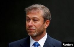 FILE PHOTO: FILE PHOTO: Russian billionaire and owner of Chelsea football club Roman Abramovich arrives at a division of the High Court in central London