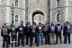 11일 영국 윈저성에서 최근 타계한 필립 공을 추모하는 오토바이 클럽 회원들이 서 있다.