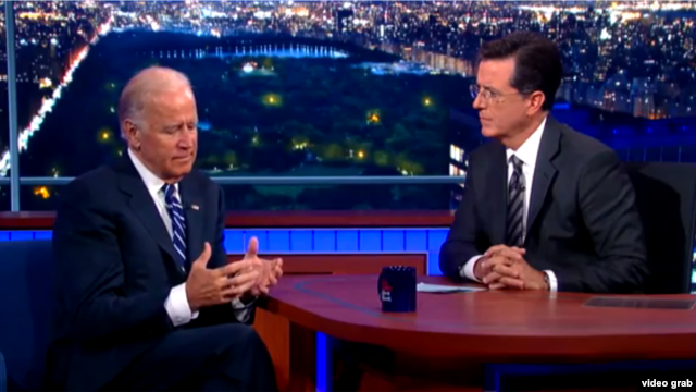 El vicepresidente Joe Biden conversa con Stephen Colbert durante The Late Show del jueves por la noche.