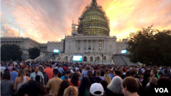 People stake out positions on the U.S. Capitol lawn to see Pope Francis' address to Congress, Sept. 24, 2015. (Photo: VOA Indonesian service)