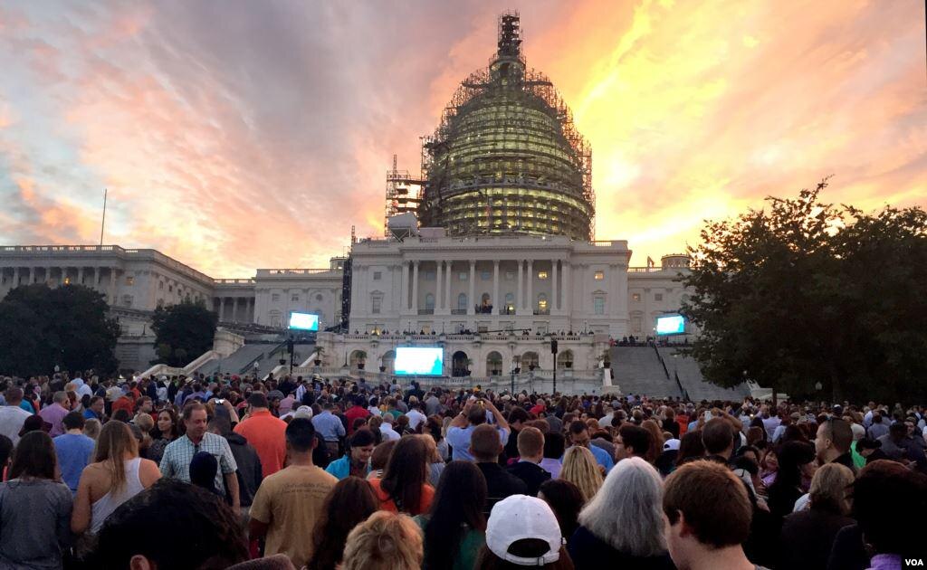 People stake out positions on the U.S. Capitol lawn to see Pope Francis' address to Congress, Sept. 24, 2015. (Photo: VOA Indonesian service)