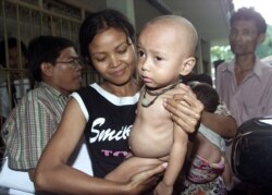 Seorang ibu membawa anaknya yang mengalami malnutrisi di sebuah rumah sakit di Jakarta, 17 Juni 2005. (Foto: Reuters)