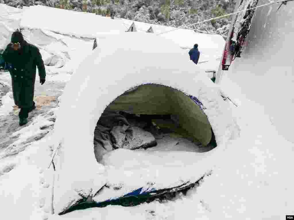 Gambar tenda yang dimasuki salju ini dikirim ke VOA oleh warga Kamp Moria. Menteri migrasi Yunani sebelumnya mengklaim bahwa tidak ada pengungsi yang akan kedinginan musim dingin ini.