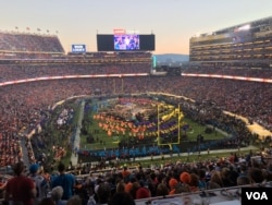 Superbowl halftime show in San Francisco, California as the Super Bowl 50 football game is being played Sunday night, Feb. 7, 2016. (Photo: P. Brewer/VOA)