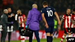 Harry Kane quitte la pelouse après une blessure, à Southampton, en Angleterre, le 1er janvier 2020. (Photo Adrian DENNIS / AFP) 