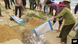 Người dân tiêu hủy cá chết ở tỉnh Quảng Bình, ngày 28/4/2016.