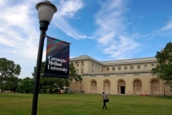 Seseorang berjalan melewati Gedung Sekolah Tinggi Seni Rupa di kampus Universitas Carnegie Mellon di Pittsburgh Jumat, 7 Juni 2019. (Foto: AP/Gene J. Puskar)