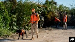 Miembros de los cuerpos de seguridad de República Dominicana buscan a la joven estudiante universitaria en los Estados Unidos Sudiksha Konanki en la playa de un hotel en Punta Cana, República Dominicana, el 10 de marzo de 2025.