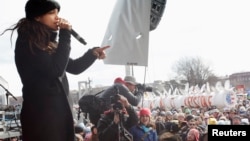 Aktris Rosario Dawson berbicara pada demonstran dan ikut serta dalam protes melawan pembangunan saluran pipa Keystone XL di Washington (17/2). (Reuters/Richard Clement)