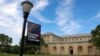 Seseorang berjalan melewati Gedung Sekolah Tinggi Seni Rupa di kampus Universitas Carnegie Mellon di Pittsburgh, Jumat, 7 Juni 2019. (Foto: AP / Gene J. Puskar)