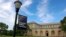 Seseorang berjalan melewati Gedung Sekolah Tinggi Seni Rupa di kampus Universitas Carnegie Mellon di Pittsburgh, Jumat, 7 Juni 2019. (Foto: AP / Gene J. Puskar)