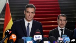 Morocco's Prime Minister Saad Eddine el-Othmani (R), and his Spanish counterpart Pedro Sanchez answer questions during a joint presse conference held in Rabat, Morocco, Nov, 19, 2018. 