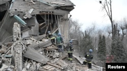 Спасатели работают на месте родильного отделения больницы, разрушенного российским ракетным обстрелом, в Вильнянске, Запорожская область, Украина, 23 ноября 2022 года.