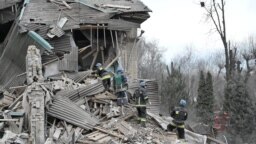 Спасатели работают на месте родильного отделения больницы, разрушенного российским ракетным обстрелом, в Вильнянске, Запорожская область, Украина, 23 ноября 2022 года.