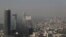 Vista general de edificios y casas en medio de la contaminación en la Ciudad de México, México, 6 de diciembre de 2024. Fotografía tomada a través de una ventana de vidrio de un edificio. 