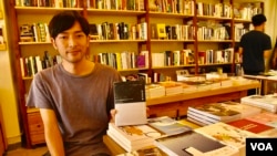 香港”迷李書展”主辦單位之一，艺鵠負責人連安洋認為反送中運動激發更多讀者支持獨立書店及出版社。(美國之音湯惠芸拍攝)